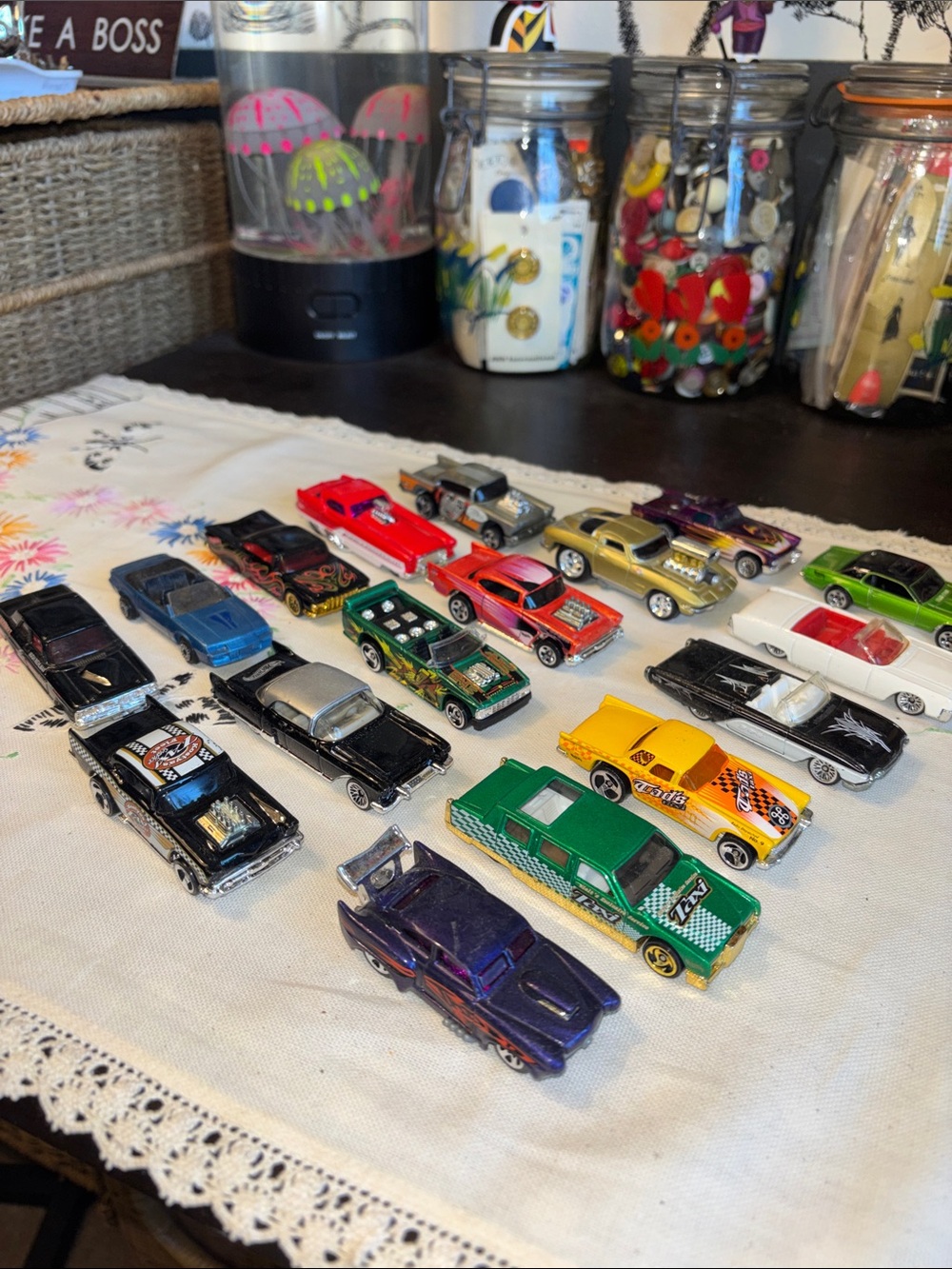 EUC 17 Piece vintage and modern hot wheels, matchbox Lowrider convertible, vinta